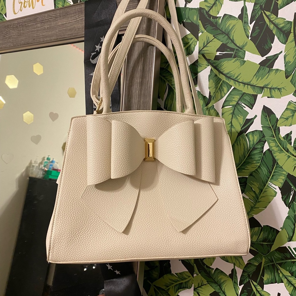 Crossi New York purse in the color ivory